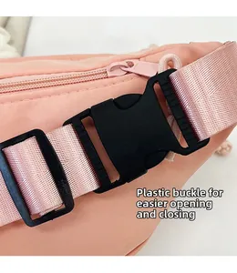 Vue détaillée du sac banane rose montrant la boucle en plastique et la sangle robuste