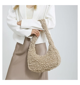 Dettaglio della trama a bolle beige su una borsa a spalla elegante in stile coreano