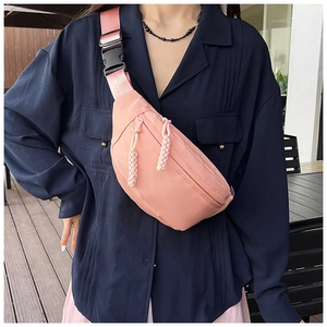 Détail du sac de poitrine rose en nylon imperméable avec double zip et sangle réglable