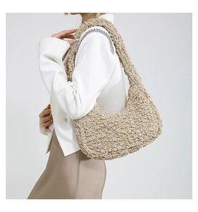 Dettaglio della borsa a tracolla beige in tessuto plissettato con catena in metallo
