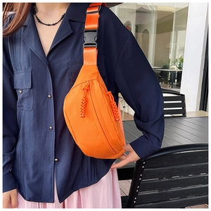 Détail du sac de poitrine orange en nylon avec sangle réglable et boucle de fermeture
