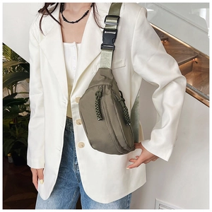 Détail du sac bandoulière en nylon vert olive avec tirette de fermeture éclair tressée