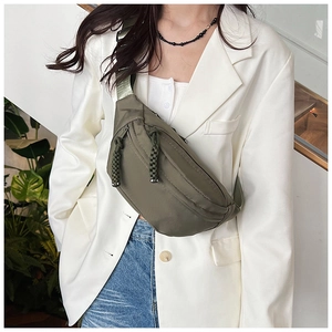 Vue détaillée du sac de poitrine en nylon vert olive avec détails de fermeture en corde