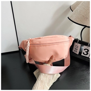 Détail du sac banane en nylon rose avec tirette en corde tressée et sangle tissée
