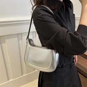 Silberne Metallic Hobo-Schultertasche für Damen mit minimalistischer Halbmondform und Glanzeffekt