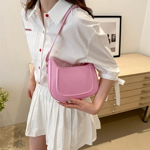 Schicke rosa Lackleder-Achseltasche mit elegantem, minimalistischem Design für Damen