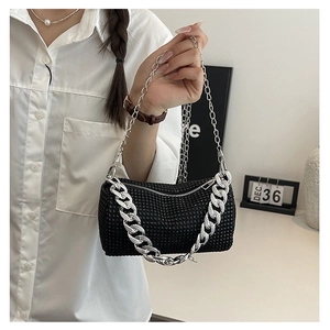 Détail du sac bandoulière en strass noirs avec chaîne argentée et texture scintillante
