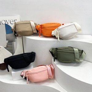Sacs de poitrine minimalistes de style japonais en six couleurs sur présentoir