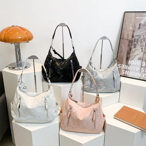 Chic hobo shoulder bags in marble print with chain straps and side zipper details