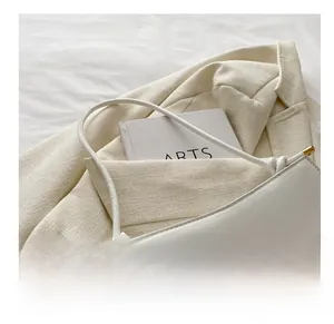 Détail du sac à main blanc avec poignée en corde torsadée et finitions dorées élégantes