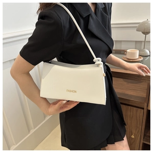 Détail du sac bandoulière en cuir blanc avec bandoulière nouée et finitions dorées