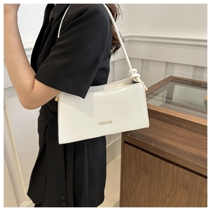 Détail du sac à bandoulière blanc en cuir avec logo doré FASHION et détail de nœud