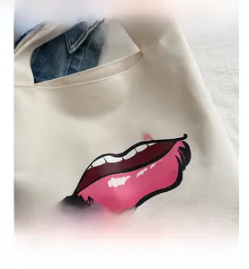 Dettaglio della borsa tote in tela crema con stampa labbra rosa e scritta LOVE