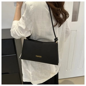 Détail du sac sous le bras en cuir noir mat minimaliste avec texte Fashion jaune imprimé