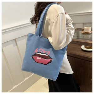Dettaglio borsa tote in tela azzurra con scritta LOVE rosa e stampa labbra rosse