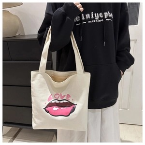 Dettaglio della stampa labbra rosse e scritta LOVE sulla borsa tote in tela beige