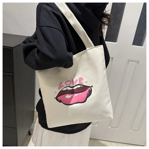 Dettaglio della borsa tote in tela crema con stampa labbra rosa e grafica LOVE