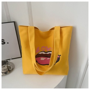 Dettaglio della borsa tote in tela gialla con stampa LOVE rosa e labbra rosse