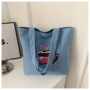 Dettaglio della borsa tote in tela azzurra con stampa labbra rosse e scritta Love