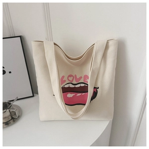 Dettaglio borsa shopper in tela con stampa labbra rosse e scritta LOVE rosa