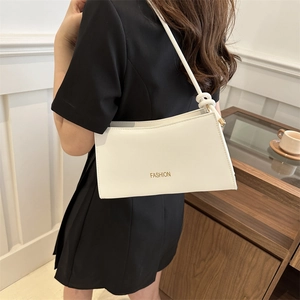 Sac sous le bras blanc minimaliste avec lettrage mode et détail de nœud sur la bandoulière