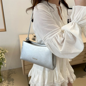 Sac sous les aisselles argenté minimaliste avec finition métallique et lettrage FASHION