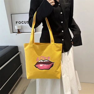 Borsa tote in tela giallo brillante con labbra rosse e stampa LOVE su una modella