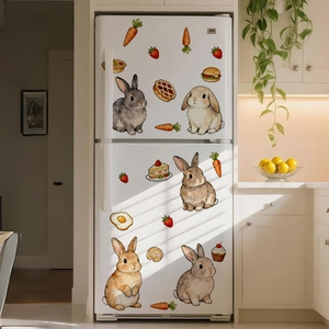 Vue détaillée d'autocollants de lapins à l'aquarelle et décals alimentaires sur frigo blanc