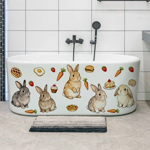 Détail d'autocollants de baignoire lapins mignons sur une baignoire blanche moderne