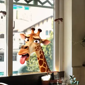 Vista macro dell'adesivo 3D per finestre con giraffa, espressione giocosa e trama realistica