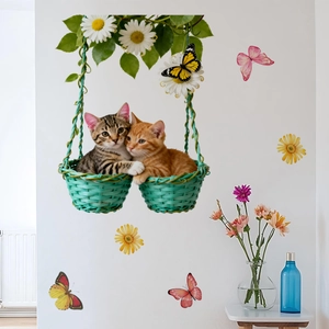 Détail de stickers muraux montrant des chats en paniers et papillons sur un mur blanc