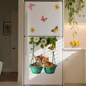 Détail d'autocollants de chats mignons et de marguerites sur un réfrigérateur blanc