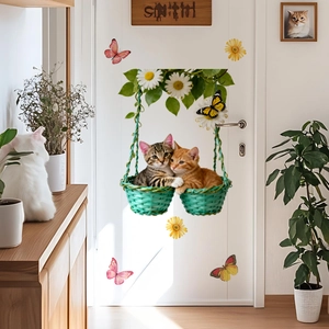 Détail macro de l'autocollant mural 3D chatons dans un panier suspendu sur porte