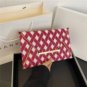 Pochette enveloppe tissée rouge et blanc avec barre dorée et motif géométrique élégant