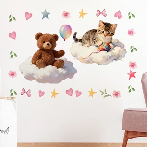 Détail macro de stickers muraux aquarelle avec ours et chaton sur un mur blanc