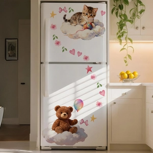 Détail de stickers muraux avec chat sur un nuage et ours en peluche tenant des ballons colorés