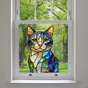 Katzen-Fensterfolie aus buntem Glas mit geometrischen Mustern und Wald-Hintergrund