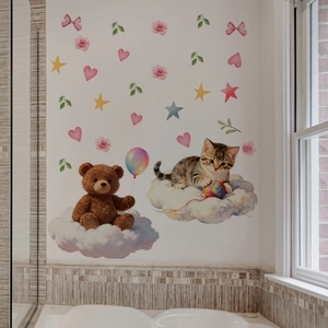 Détail des stickers muraux ours et chat sur le mur de la salle de bain moderne