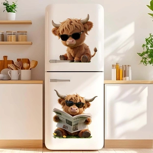 Stickers réalistes de vaches Highland avec lunettes de soleil sur un réfrigérateur blanc