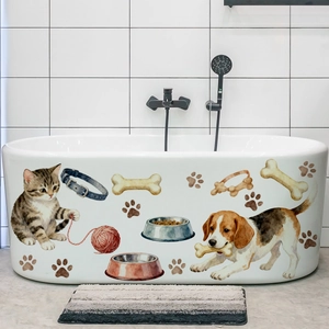 Détail de stickers aquarelle chat et chien sur fond de baignoire en céramique blanche