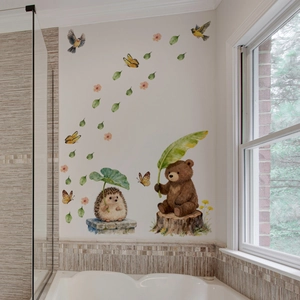 Stickers muraux aquarelle avec ours et hérissons décorant un mur de salle de bain