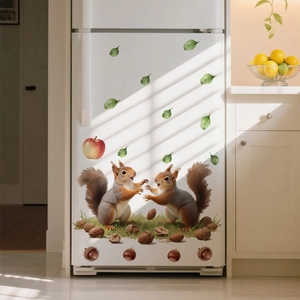 Détail de stickers muraux écureuil et feuilles d'automne sur une surface blanche pure