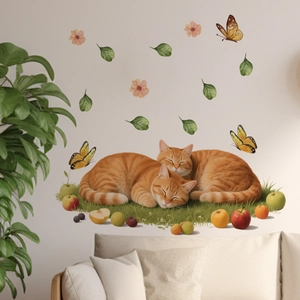 Vue détaillée des stickers muraux chats et jardin dans une ambiance de salon chaleureuse