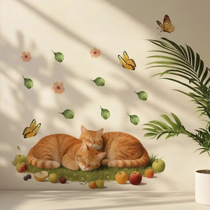 Détail de stickers muraux montrant des chats orange endormis avec des motifs floraux