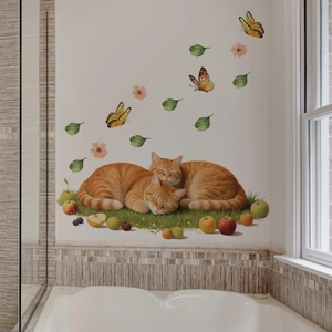 Détail de stickers muraux avec deux chats roux endormis avec des fleurs et des fruits