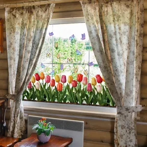 Detalle del vinilo estático para ventana con tulipanes y mariposas de colores vivos