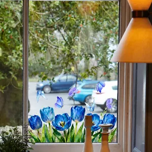 Détail du sticker statique avec tulipes bleues et papillons sur vitre transparente