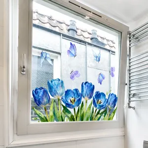 Détail des stickers de fenêtre tulipes bleues avec papillons volant sur le verre