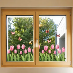 Détail de stickers de fenêtres tulipes roses et papillons sur verre avec vue extérieure