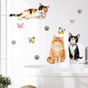 Stickers muraux chat aquarelle et papillon sur carreaux de salle de bain blancs près d'une baignoire